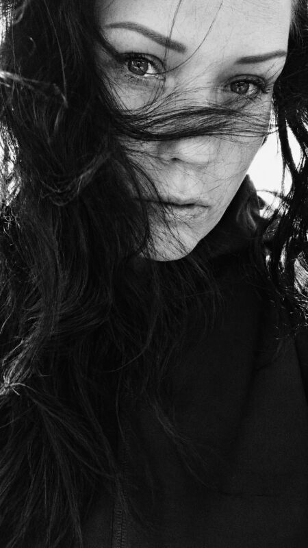 L I C H T E R M E E R – Verweht Fanny am Meer – vom Wind umgeben, ruhig und nachdenklich. Ein persönlicher Moment zwischen Küste, Licht und Stille.